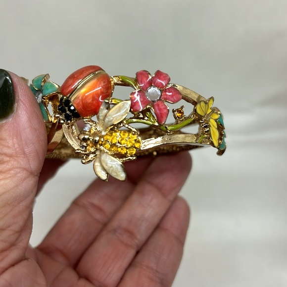 Adorable Coldwater Creek clamper bracelet - Picture 2 of 14